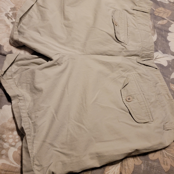 FINAL CLEARANCE. Khaki Edfie Bauer cuffed shorts - Picture 2 of 4